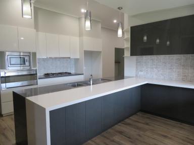 House For Lease - NSW - South Gundagai - 2722 - Lovely 3-Bedroom Home with Study  (Image 2)