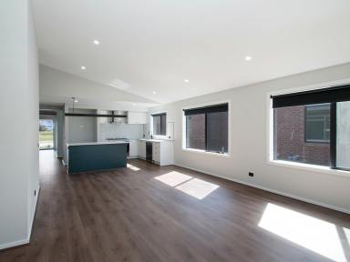 House For Sale - VIC - East Bairnsdale - 3875 - BRAND-NEW WITH PREMIUM UPGRADES & SPACIOUS FAMILY LIVING  (Image 2)