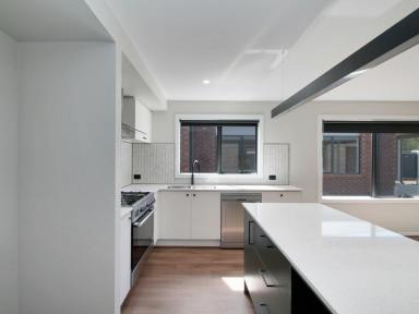 House For Sale - VIC - East Bairnsdale - 3875 - BRAND-NEW WITH PREMIUM UPGRADES & SPACIOUS FAMILY LIVING  (Image 2)