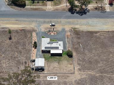 House For Sale - QLD - Gracemere - 4702 - Quality Country Views with all the Convenient of Gracemere Living on 1200m2 (Image 2)