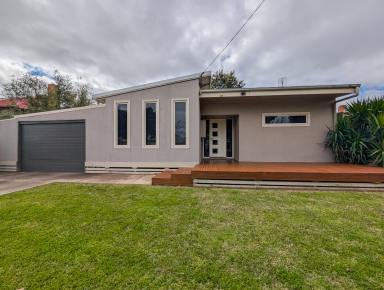 House For Sale - VIC - Swan Hill - 3585 - Comfortable Living in a Convenient Location  (Image 2)