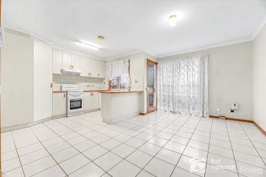 Unit For Lease - VIC - Cranbourne - 3977 - Conveniently Located Home with Comfort and Convenience (Image 2)