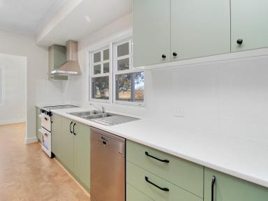 House For Sale - VIC - Bairnsdale - 3875 - QUALITY DOWNTOWN HOME  (Image 2)