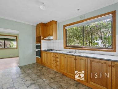 House For Sale - VIC - North Bendigo - 3550 - Surprisingly Spacious Living in a Convenient North Bendigo Location (Image 2)