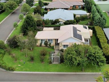 House For Lease - NSW - Moss Vale - 2577 - Immaculate Home with Mature Gardens  (Image 2)