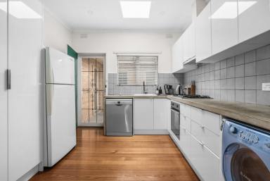 Unit For Lease - VIC - Parkdale - 3195 - BEACHSIDE CONVENIENCE | FULLY FURNISHED  (Image 2)