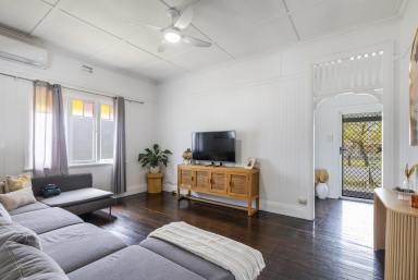 House For Sale - NSW - Grafton - 2460 - WHITE WEATHERBOARD, POLISHED BOARDS, PRIME POSITION  (Image 2)