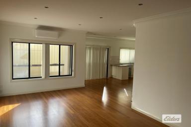Townhouse Leased - NSW - Wollongong - 2500 - MODERN 3 BEDROOM TOWNHOUSE - WALK TO THE HOSPITAL  (Image 2)