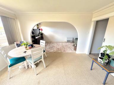 House For Sale - NSW - Goulburn - 2580 - SPACIOUS FAMILY LIVING IN A CONVENIENT GOULBURN LOCATION (Image 2)