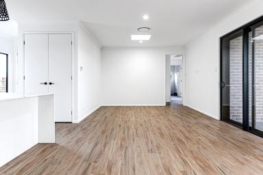 Unit For Lease - QLD - Middle Ridge - 4350 - Stunning, Spacious Contemporary Unit  (Image 2)