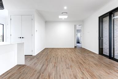 Unit For Lease - QLD - Middle Ridge - 4350 - Stunning, Spacious Contemporary Unit  (Image 2)