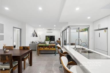 House For Sale - WA - Westminster - 6061 - MODERN LOW MAINTENANCE PARKSIDE LIVING!  (Image 2)