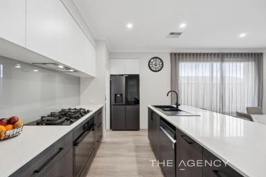 House For Sale - WA - Caversham - 6055 - SMART, STYLISH & PACKED WITH EXTRAS  (Image 2)