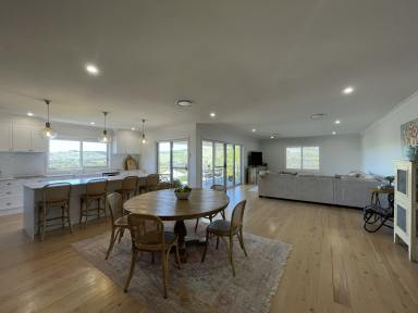 House For Sale - NSW - Gundagai - 2722 - Stylish home with amazing views !  (Image 2)