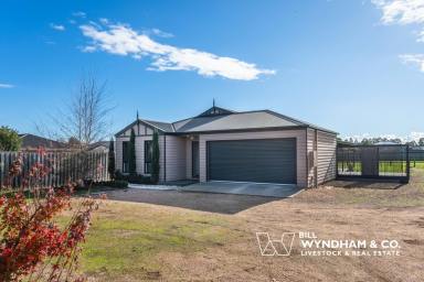 House For Lease - VIC - East Bairnsdale - 3875 - QUIET LIVING ON A SPACIOUS EAST BAIRNSDALE BLOCK  (Image 2)