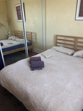 Apartment For Lease - VIC - St Kilda East - 3183 - Funky furnished 3-Bedroom Apartment (Image 2)