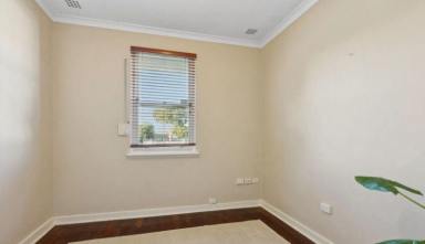 House For Lease - WA - Cloverdale - 6105 - Fully furnished - close to city & airport  (Image 2)