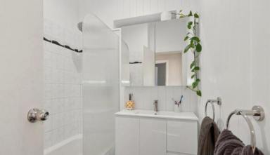 House For Lease - WA - Cloverdale - 6105 - Fully furnished - close to city & airport  (Image 2)