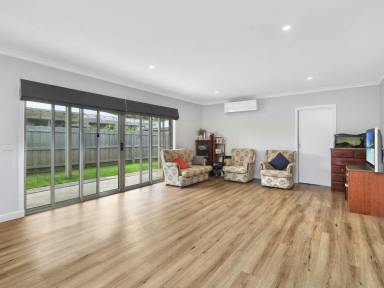 House For Sale - VIC - East Bairnsdale - 3875 - MODERN, STYLISH & LOW-MAINTENANCE LIVING  (Image 2)