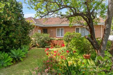House For Sale - WA - Alfred Cove - 6154 - CIRCA 1960's ORIGINAL CONDITION LARGE LAND HOLDING  (Image 2)