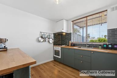 House For Sale - WA - Parmelia - 6167 - WOODLEY YOU BELIEVE HOW SPACIOUS THIS HOME IS! (Image 2)
