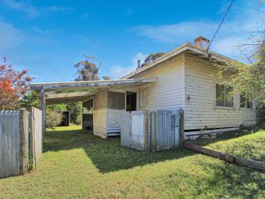 House For Sale - VIC - Bruthen - 3885 - ROLL UP YOUR SLEEVES — THERE’S A PROJECT WAITING FOR YOU!  (Image 2)