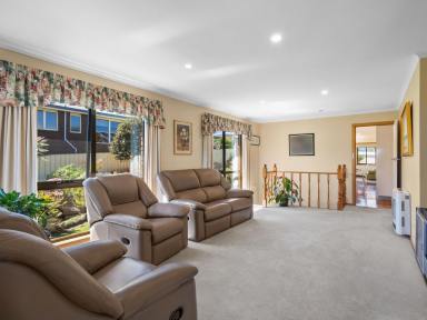 House For Sale - TAS - Somerset - 7322 - Modern Comfort and Versatility (Image 2)