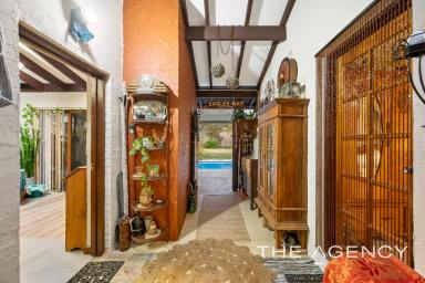House For Sale - WA - Warnbro - 6169 - FIVE BEDROOMS, MULTIPLE LIVING AREAS & MAGNESIUM POOL ON 916SQM  (Image 2)
