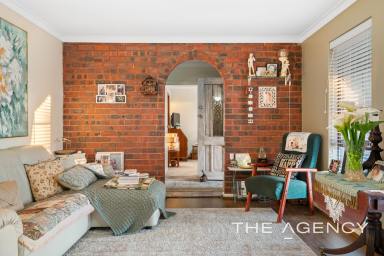 House For Sale - WA - Warnbro - 6169 - FIVE BEDROOMS, MULTIPLE LIVING AREAS & MAGNESIUM POOL ON 916SQM  (Image 2)