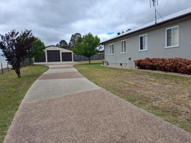 House For Sale - QLD - Stanthorpe - 4380 - Solid home on large block, close to all town amenities (Image 2)