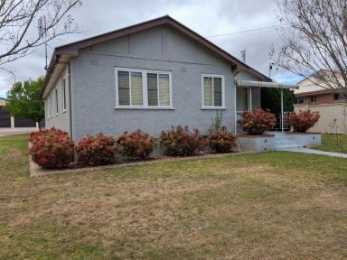 House For Sale - QLD - Stanthorpe - 4380 - Solid home on large block, close to all town amenities (Image 2)