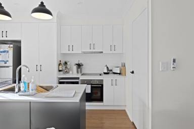 Townhouse For Lease - QLD - Middle Ridge - 4350 - Stylish Executive Townhouse  (Image 2)