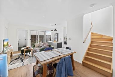 Townhouse For Lease - QLD - Middle Ridge - 4350 - Stylish Executive Townhouse  (Image 2)