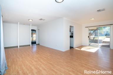 House For Lease - NSW - Coolamon - 2701 - COMFORTABLE FAMILY LIVING IN THE HEART OF COOLAMON  (Image 2)