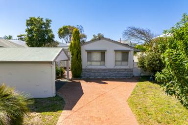 House For Sale - WA - Sorrento - 6020 - Parkside Potential and the Ocean Within Reach!  (Image 2)