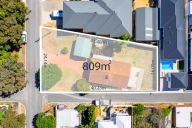 House For Sale - WA - Sorrento - 6020 - Parkside Potential and the Ocean Within Reach!  (Image 2)
