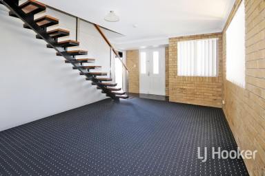 Unit For Sale - NSW - Inverell - 2360 - Stylish Duplex on Ross Hill  (Image 2)