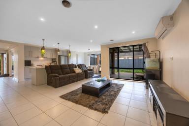 House For Lease - VIC - Drouin - 3818 - Spacious Family Home (Image 2)