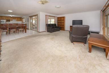 House For Sale - NSW - Murray Downs - 2734 - Enjoy the Lifestyle - Perfect for Golf Enthusiasts!  (Image 2)