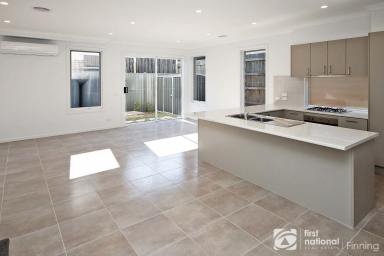 Townhouse For Lease - VIC - Cranbourne - 3977 - Modern Living in a Prime Cranbourne Location  (Image 2)