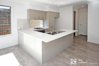 Townhouse For Lease - VIC - Cranbourne - 3977 - Modern Living in a Prime Cranbourne Location  (Image 2)