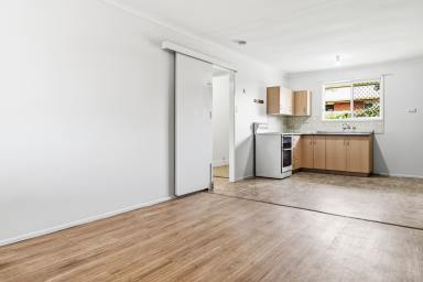 Unit For Lease - QLD - Drayton - 4350 - Low Maintenance Unit with Lawn Maintenance Included (Image 2)