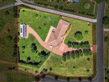 House For Sale - NSW - Moss Vale - 2577 - Sprawling Family Home - 1.5 acres Level Lawns (Image 2)