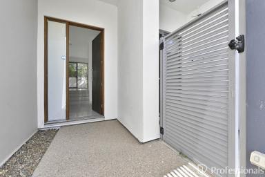 Unit For Sale - QLD - Shoal Point - 4750 - Luxury Beachside Unit! (Image 2)