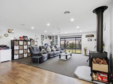 House For Sale - VIC - Bairnsdale - 3875 - RARE 1160sqm PLUS SHEDDING & SOLAR IN SHANNON WATERS  (Image 2)