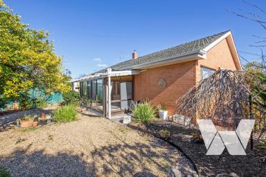 House For Lease - VIC - Bairnsdale - 3875 - SPACIOUS FAMILY LIVING IN A CONVENIENT LOCATION  (Image 2)