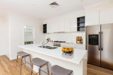 House For Sale - VIC - Mildura - 3500 - Quality & Class in The Mildura Marina!  (Image 2)