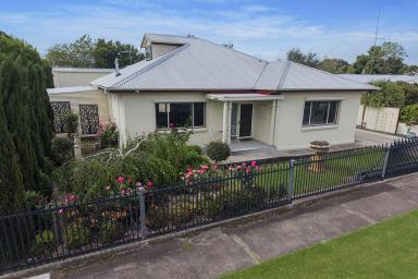 House For Sale - VIC - Hamilton - 3300 - Spacious family home with stunning garden & huge shed - Your dream lifestyle awaits  (Image 2)