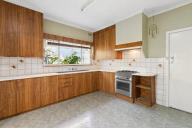 House For Sale - VIC - Mildura - 3500 - Walk to School  (Image 2)
