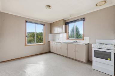 House For Lease - TAS - Herdsmans Cove - 7030 - Comfortable Family Living with Spacious Enclosed Yard  (Image 2)